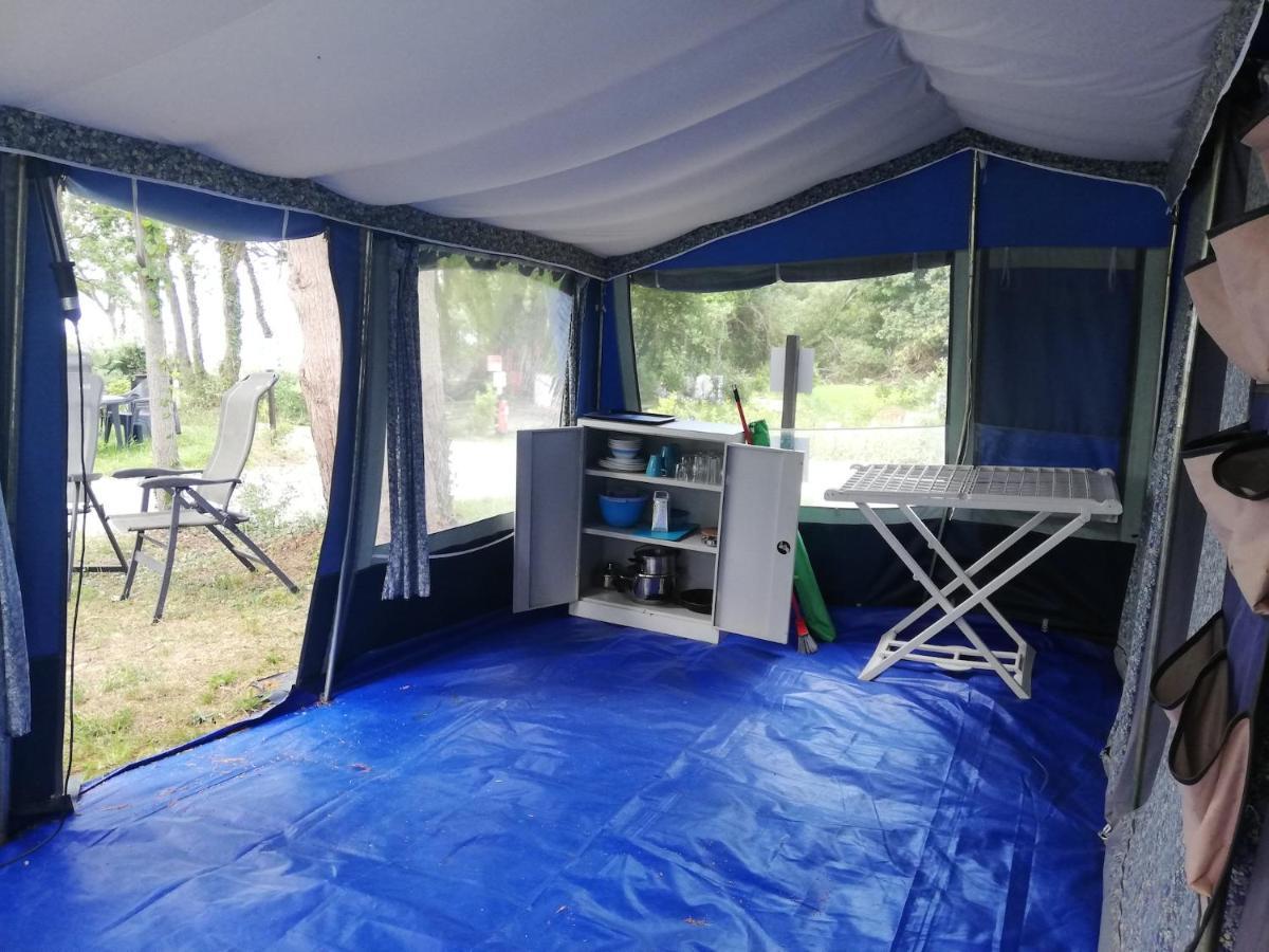 Hebergements Camping "Les Pieds Dans L'Eau" Крозон Екстер'єр фото